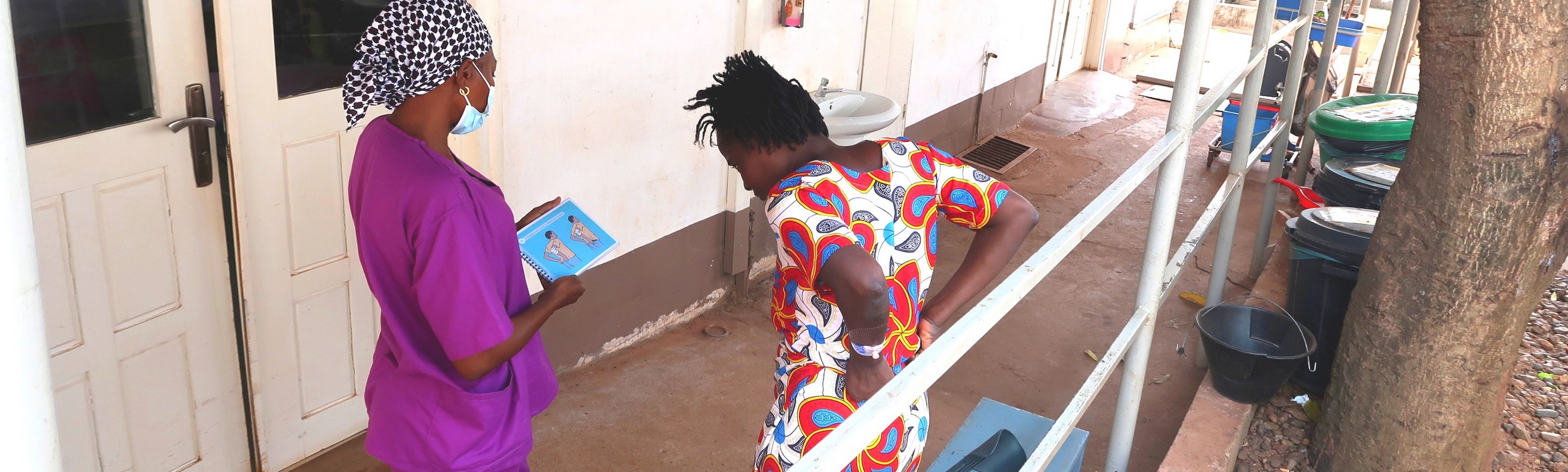 Une kinésithérapeute utilise les cartes de poche AIM-T avec une patiente pour évaluer son niveau d'indépendance après un traumatisme à l'hôpital MSF Sica à Bangui, en République centrafricaine.