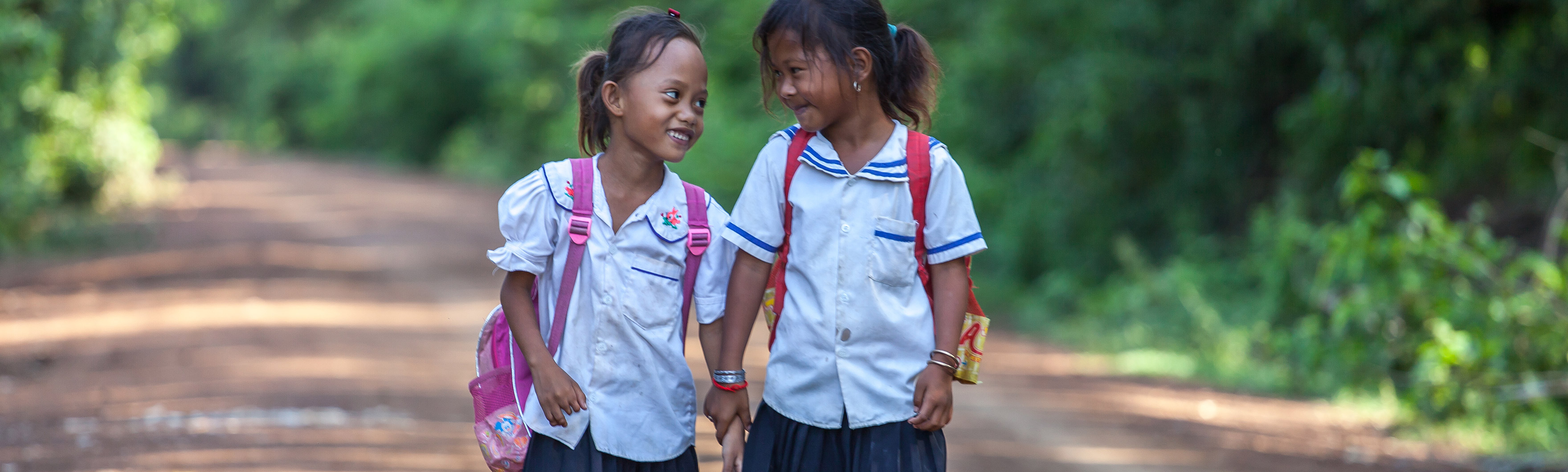 Cambodge, Kampong Cham, Channa a été appareillée d’une prothèse par HI, ici sur le chemin de l'école avec une camarade.