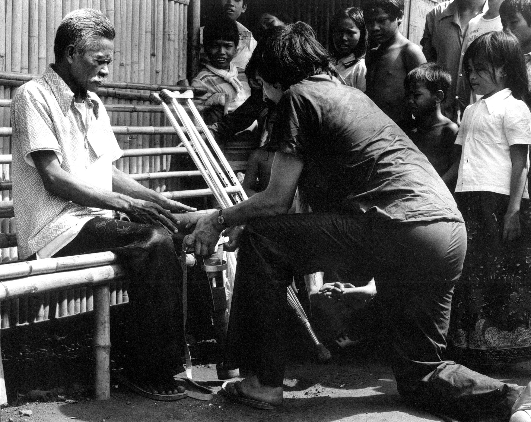 Frontière Thailande-Cambodge, Camp de réfugiés, Khao I Dang, Jean-Baptiste Richardier avec un bénéficiaire.