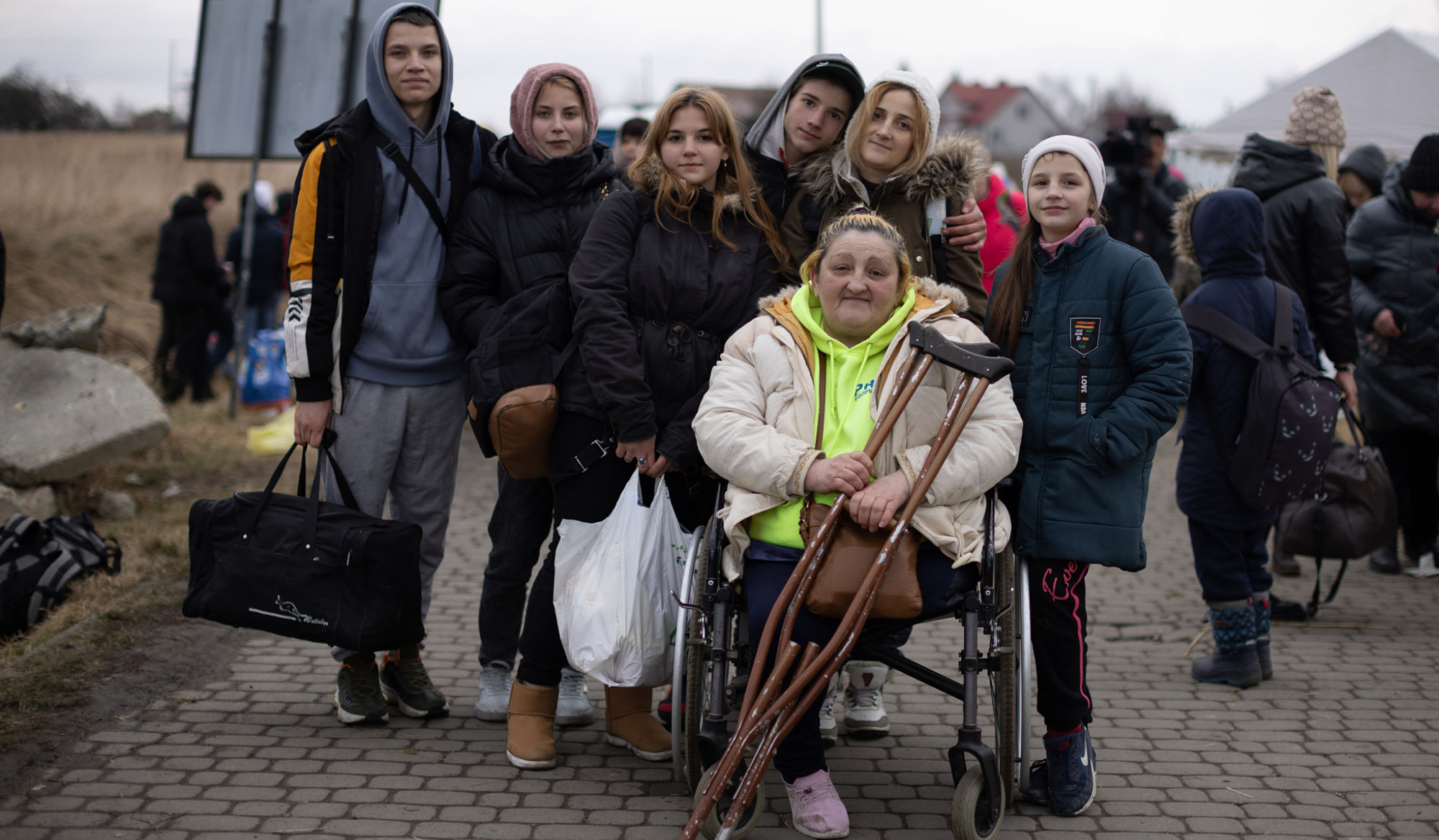 Pologne. Alla (en fauteuil) et sa famille arrive à Medyka après avoir passé la frontière entre l'Ukraine et la Pologne.