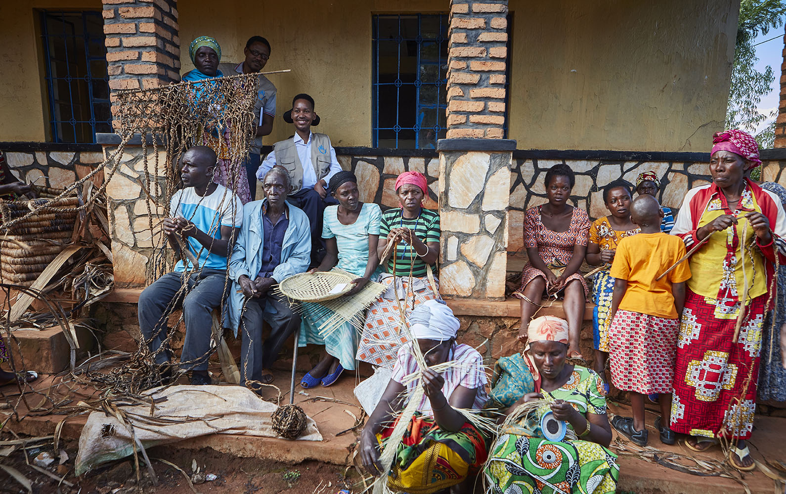 Rwanda, photo de Eddy Neil Thomas, bénéficiaire et ambassadeur de HI entouré de famille et amis