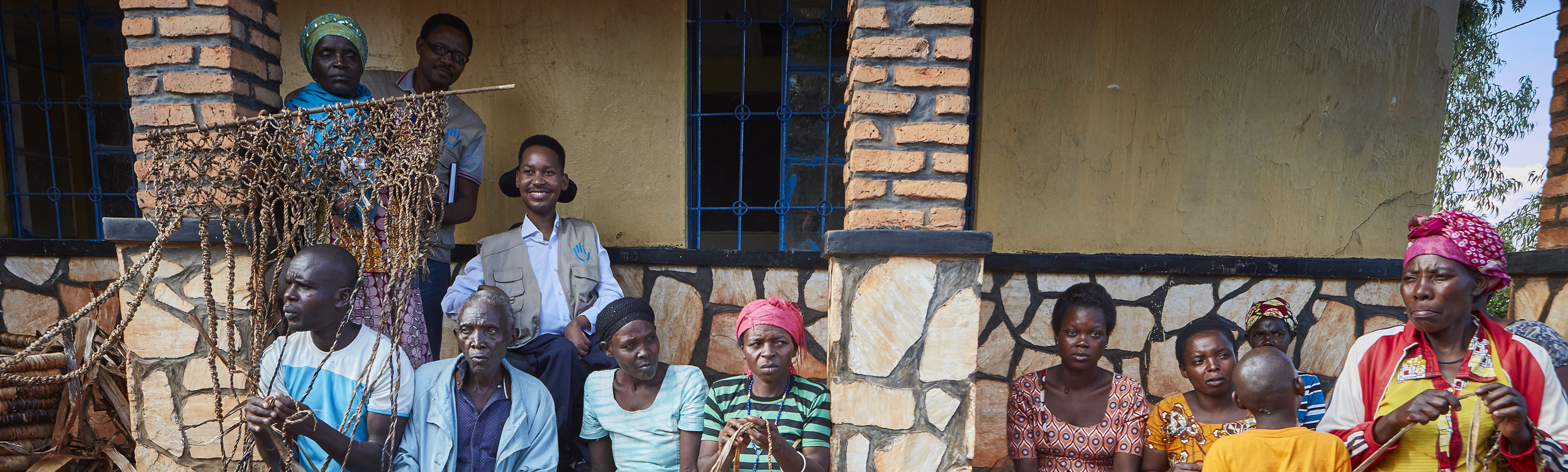 Rwanda, photo de Eddy Neil Thomas, bénéficiaire et ambassadeur de HI entouré de famille et amis