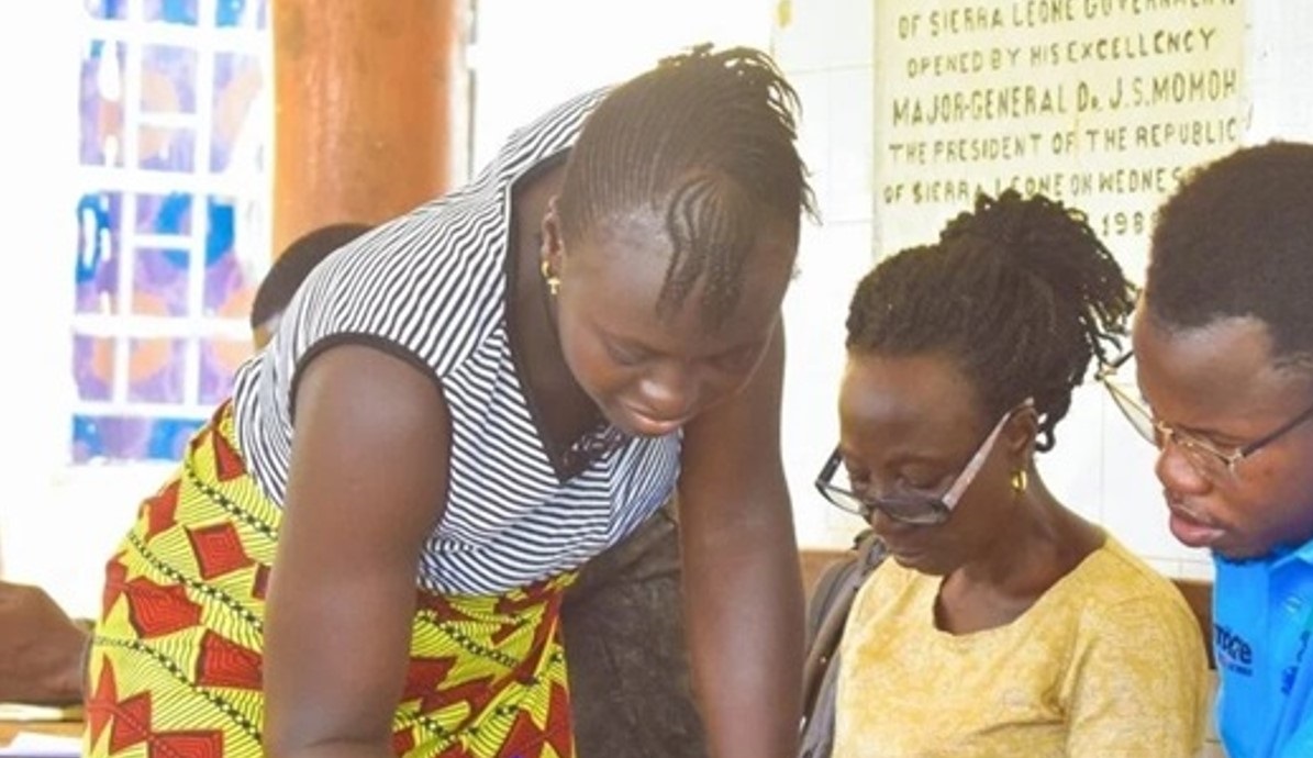 Un technicien suit l'impression d'une orthèse 3D à Lomé, Togo