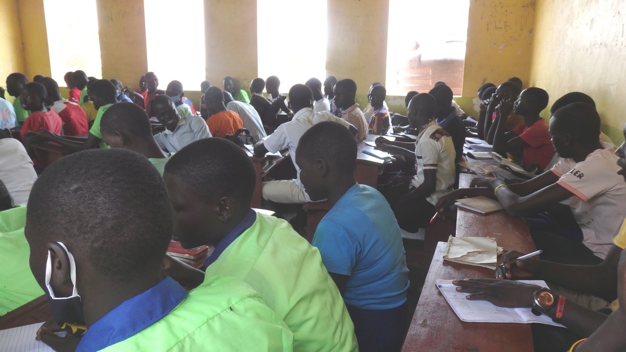 Enfants dans une salle de classe en Ouganda
