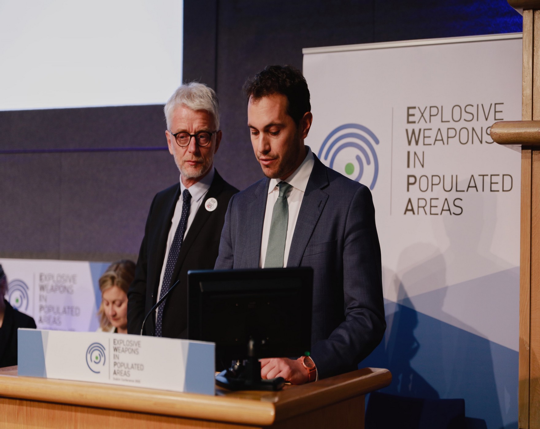 La conférence internationale de Dublin le 18 novembre 2022, avec plusieurs discours, dont celui des membres du parlements européen). Ici Samuel Cogolati et derrière lui, Hubert Julien-Laferrière.