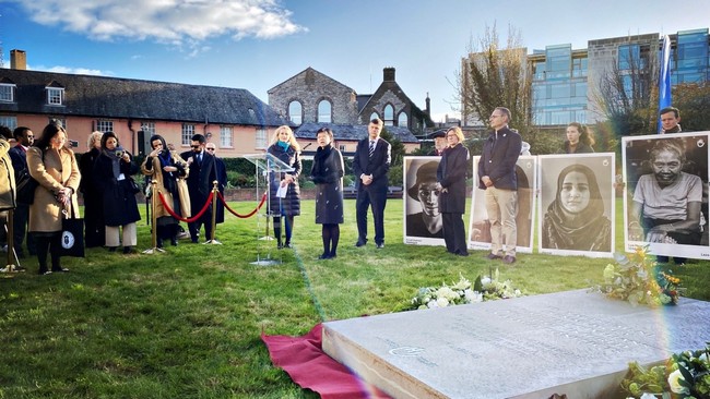 Cérémonie officielle du Monument au Civil Inconnu dans les jardins du château de Dublin, le 18 novembre 2022, avant l'adoption de la Déclaration internationale contre les bombardements de civils. © G. Lordet / HI