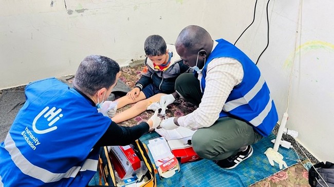 Fouad, 9 ans, est originaire de Gaza. Réfugié dans un premier temps chez son oncle, il a été blessé lorsqu'une maison voisine a été bombardée. © S. Hejji / HI