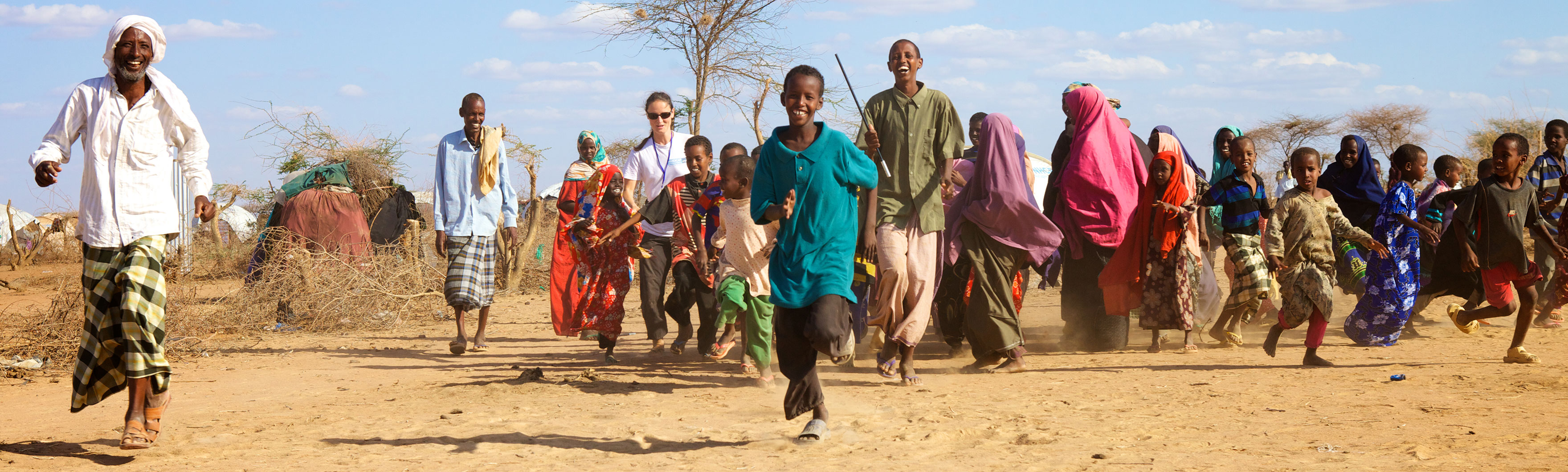 Kenya, Dadaab, refugees running in the Dagahaley camp with a physiotherapist from HI.