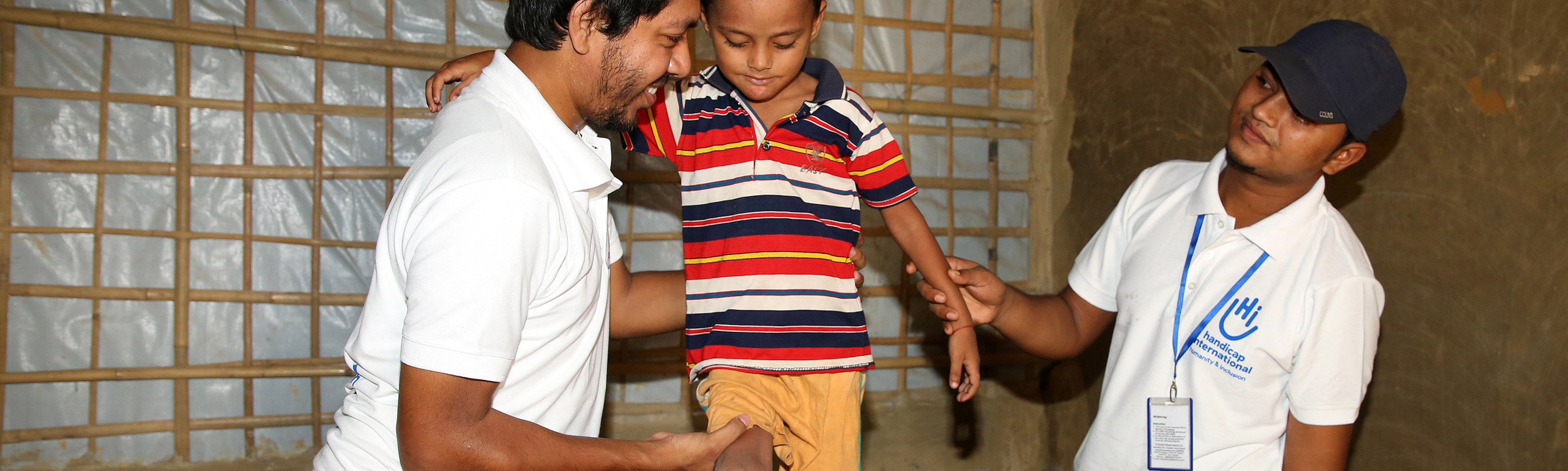 Bangladesh, HI mène une intervention d'urgence dans les camps de réfugiés Rohingyas. Les équipes mobiles identifient les personnes blessées et proposent des soins de réadaptation.