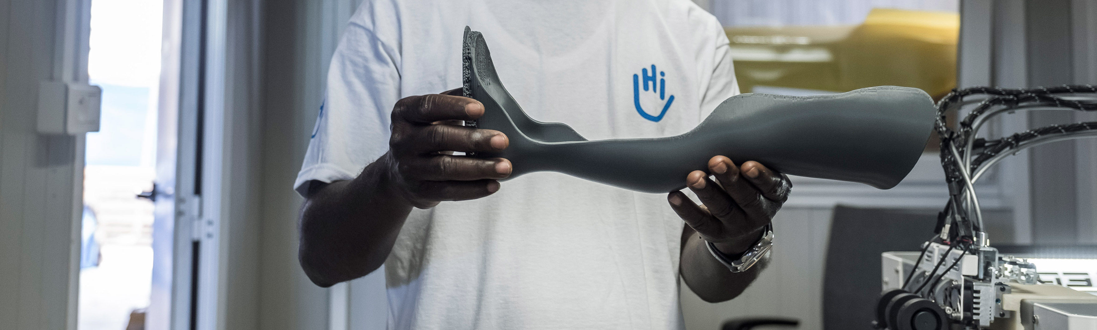 Togo, Lomé, Fabrice DJODJI, technicien, contrôle une orthèse imprimée en 3D. HI, dans le cadre du projet IMP&ACTE 3D, utilise la technologie 3D pour un essai clinique.