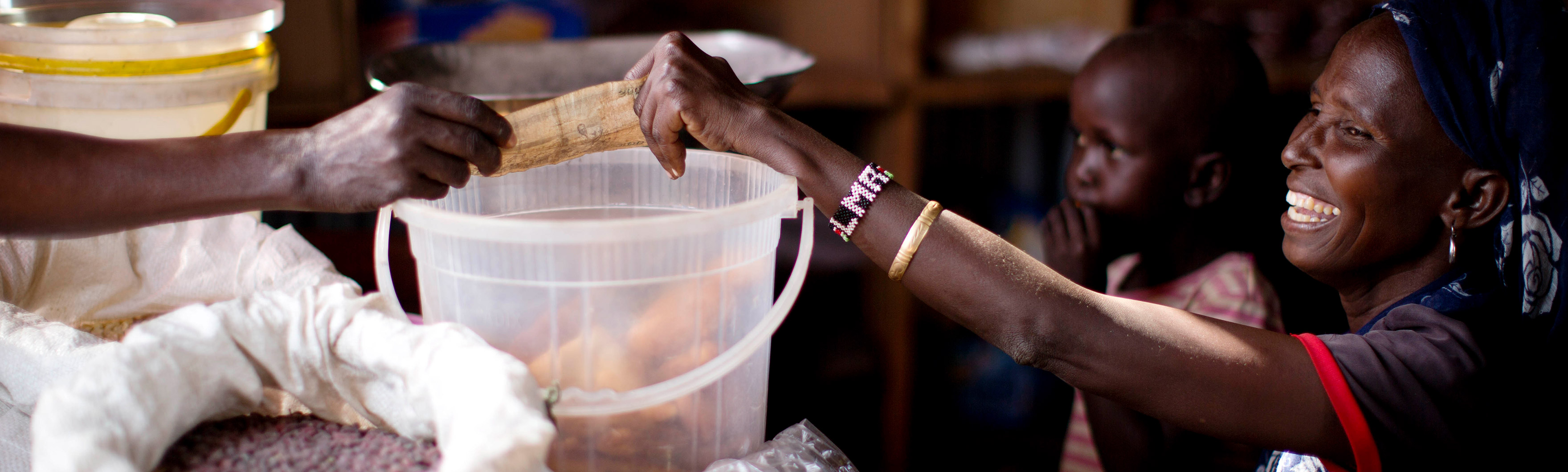 Kenya, Christine atteinte de la poliomyélite, tient une petite épicerie construite pour elle dans le cadre du projet d’insertion professionnelle mené par HI dans le camp de réfugiés de Kakuma.