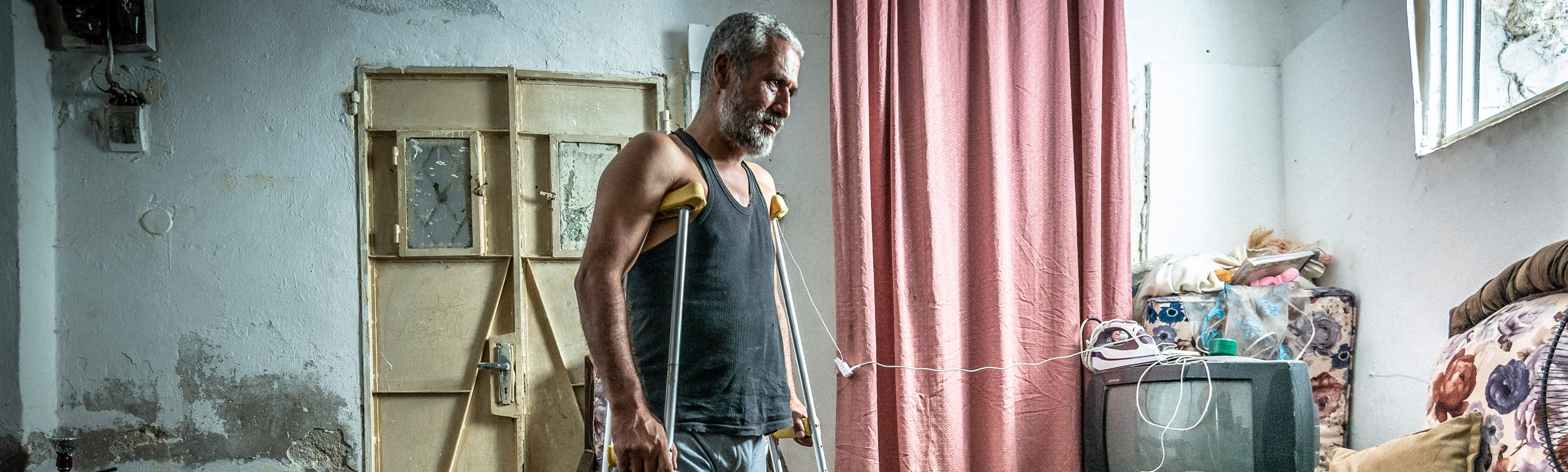 Jordanie, Ibrahim a été blessé à la jambe lors d’un bombardement en Syrie. Il se déplace à l’aide de béquilles.