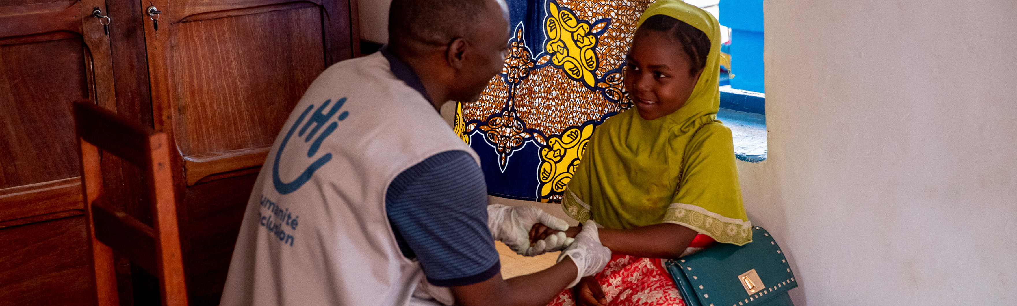 République centrafricaine, Bambari, Waïda Sadia, reçoit des soins en réadaptation par un kinésithérapeute de HI. 