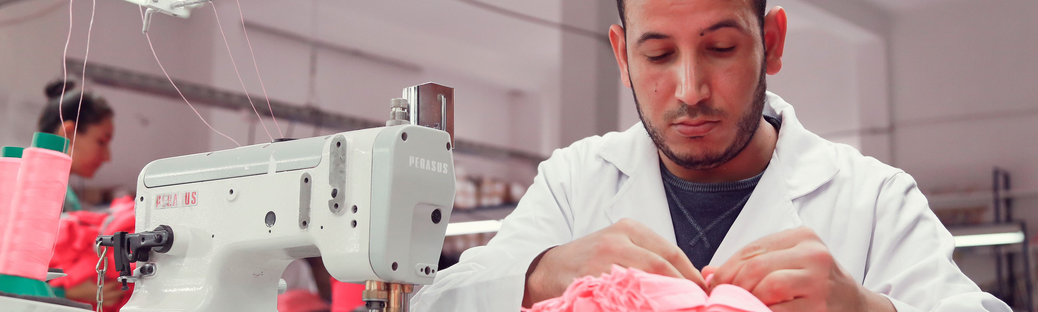 Bénéficiaire du projet d'insertion professionnelle travaillant dans un atelier de confection textile