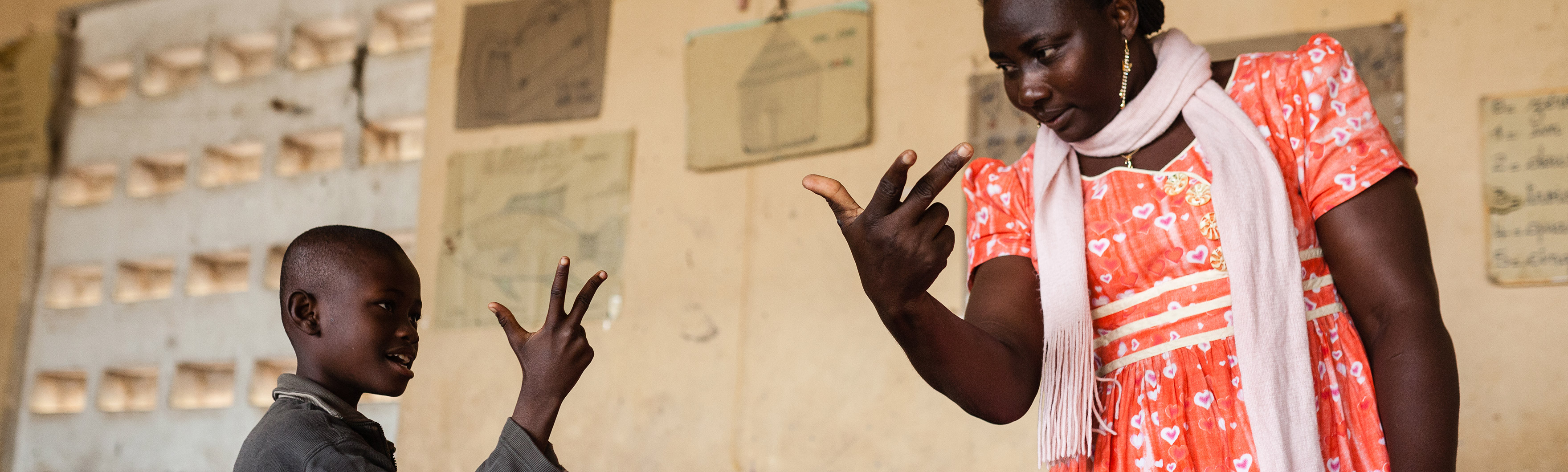 Togo, éducation inclusive. Tous les enfants de la classe, valides ou handicapés, apprennent la langue des signes. Abiré, est malentendante, elle est intégrée en milieu ordinaire.