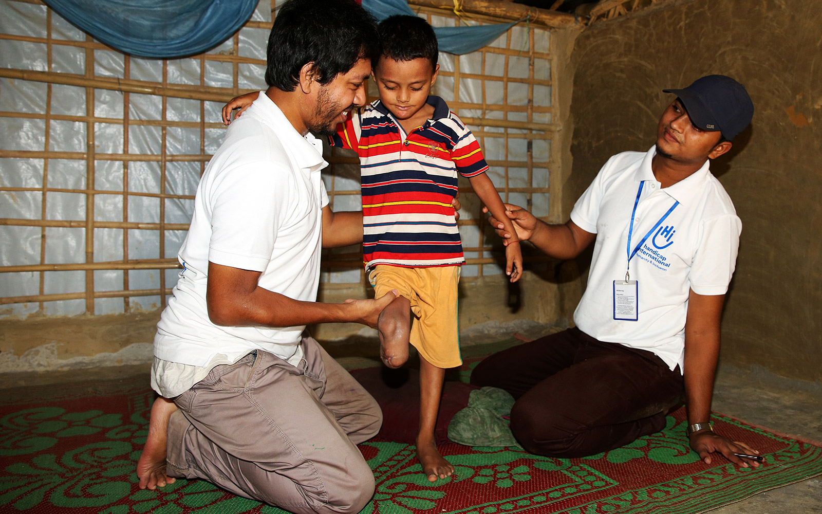 HI is conducting an emergency intervention in Rohingya refugee camps. Mobile teams identify injured people and purpose rehabilitation cares.