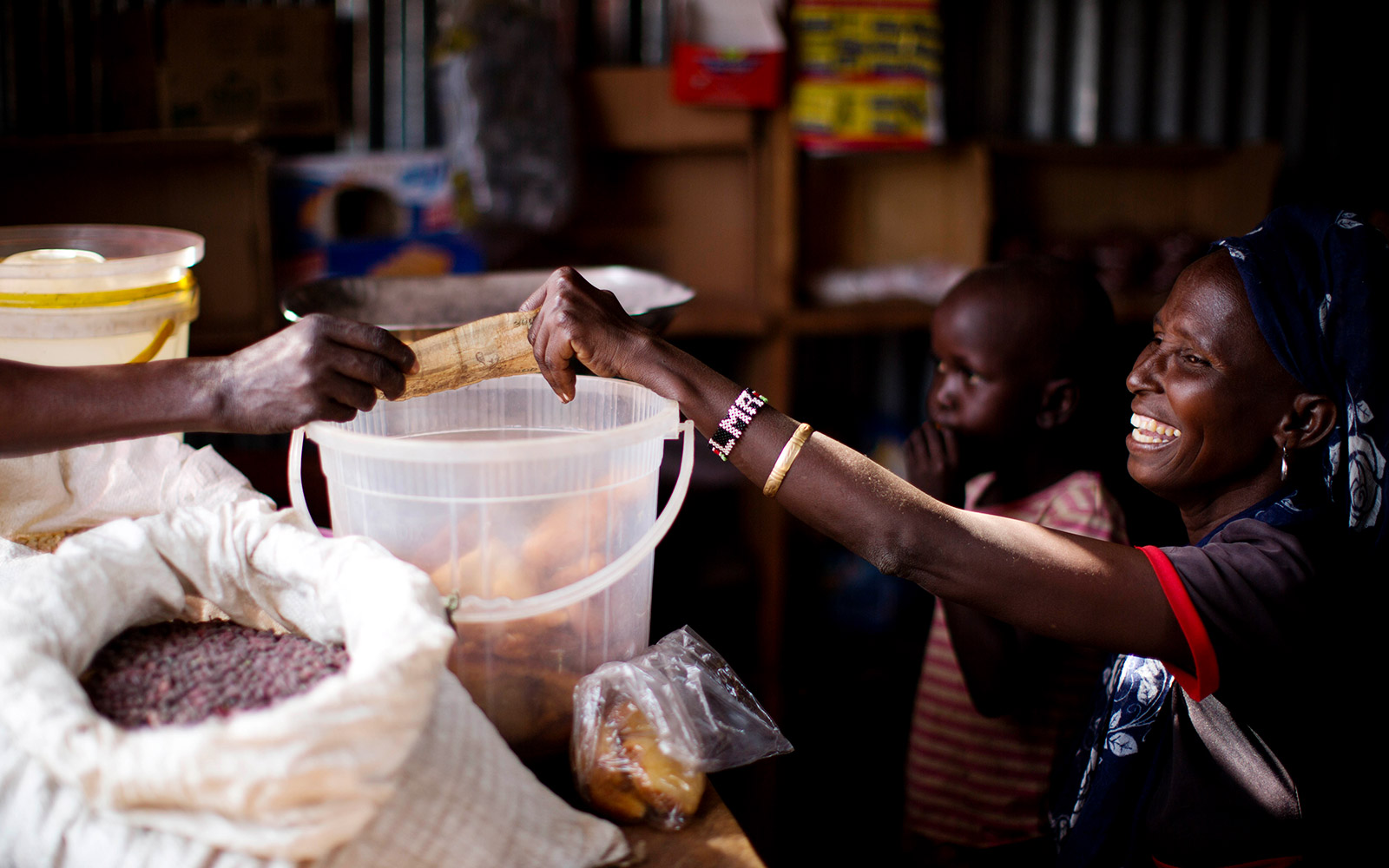 Kenya, Christine atteinte de la poliomyélite, tient une petite épicerie construite pour elle dans le cadre du projet d’insertion professionnelle mené par HI dans le camp de réfugiés de Kakuma.