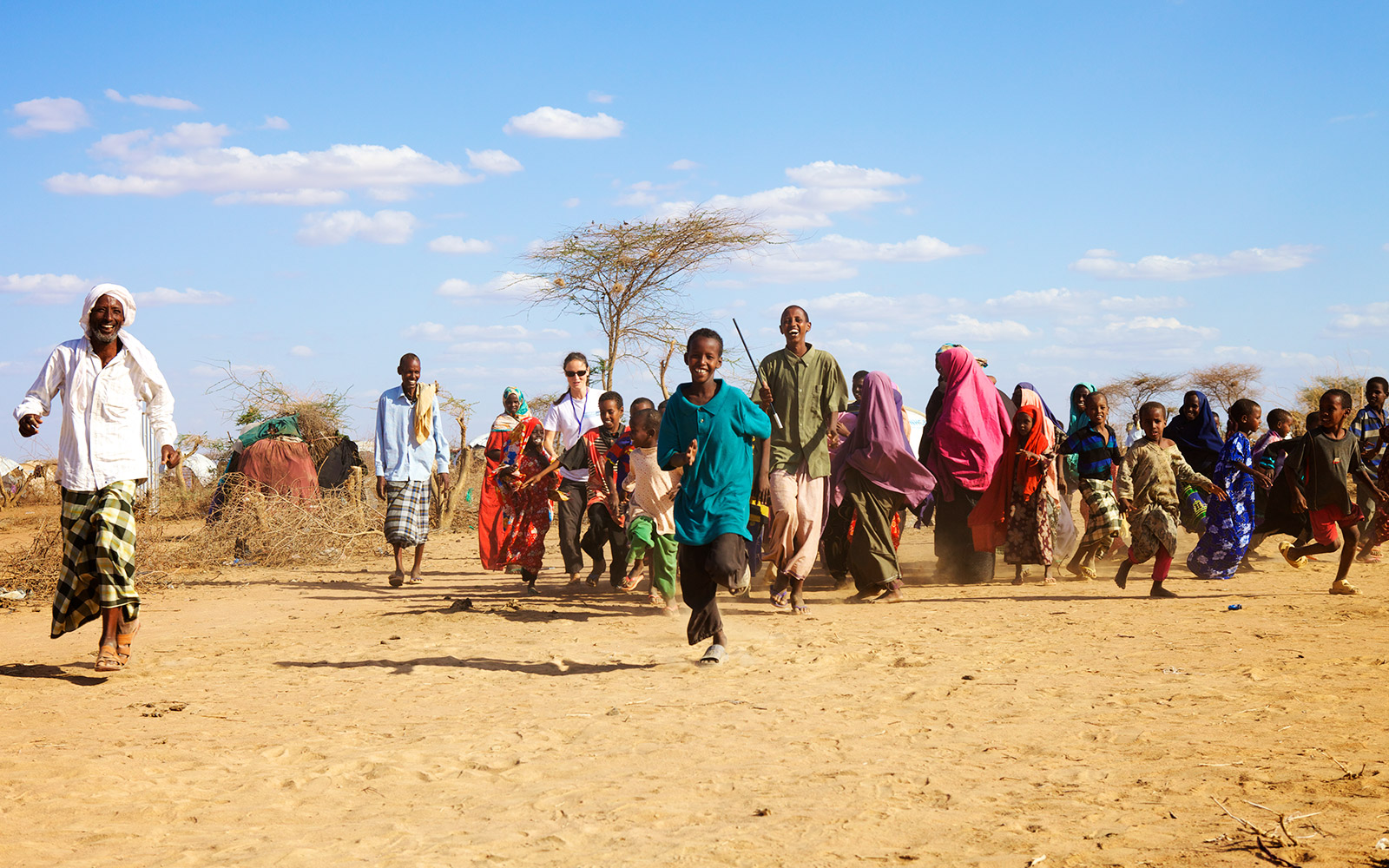Kenya, Dadaab, refugees running in the Dagahaley camp with a physiotherapist from HI.