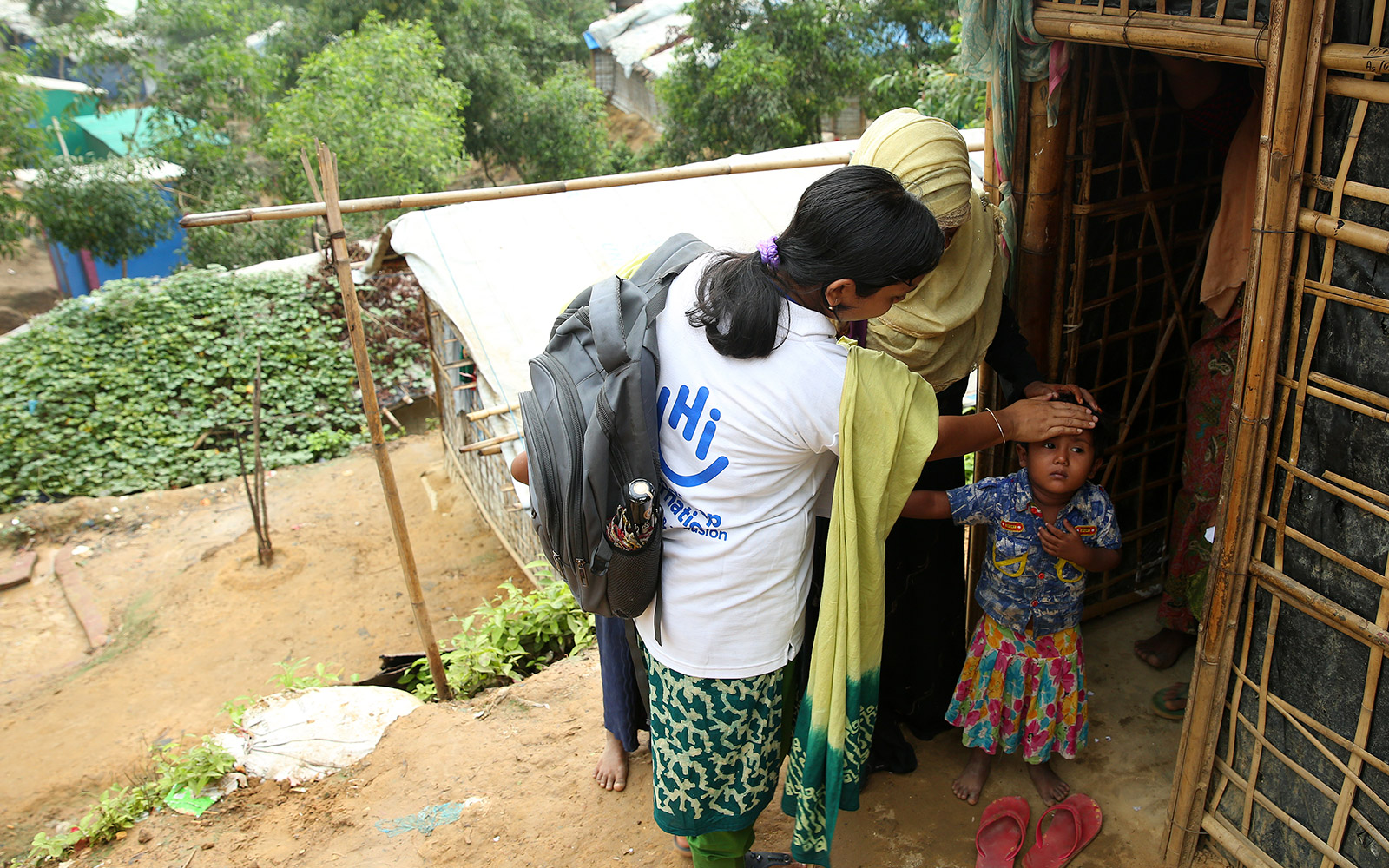 Bangladesh, HI mène une intervention d'urgence dans les camps de réfugiés Rohingyas. Les équipes mobiles identifient les personnes blessées et proposent des soins de réadaptation.