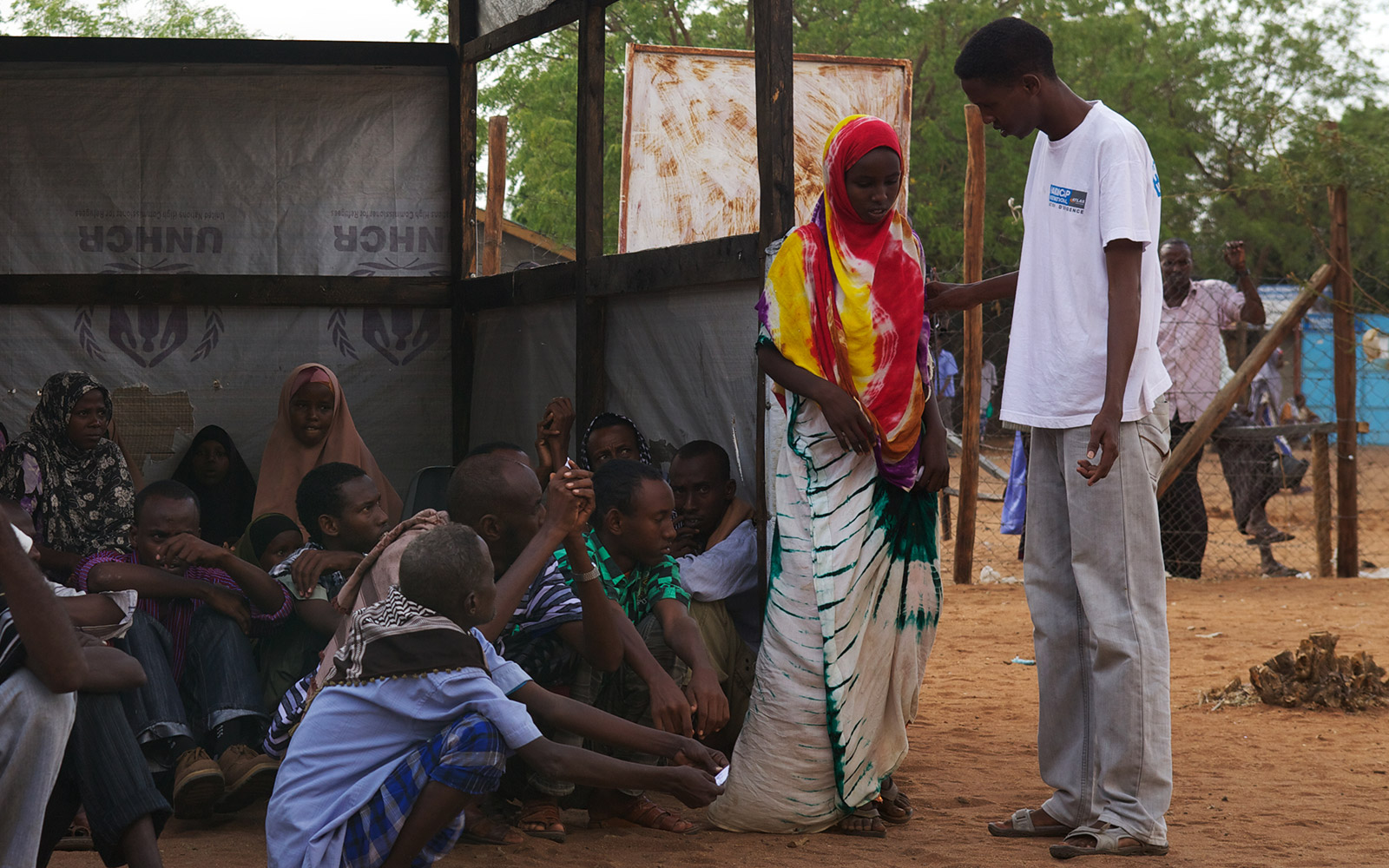Kenya, Dadaab, jeune fille non accompagnée. Elle sera prise en charge par HI durant son enregistrement afin de s'assurer qu'elle ait accès à l'aide et qu'elle ne soit pas en situation d'insécurité.