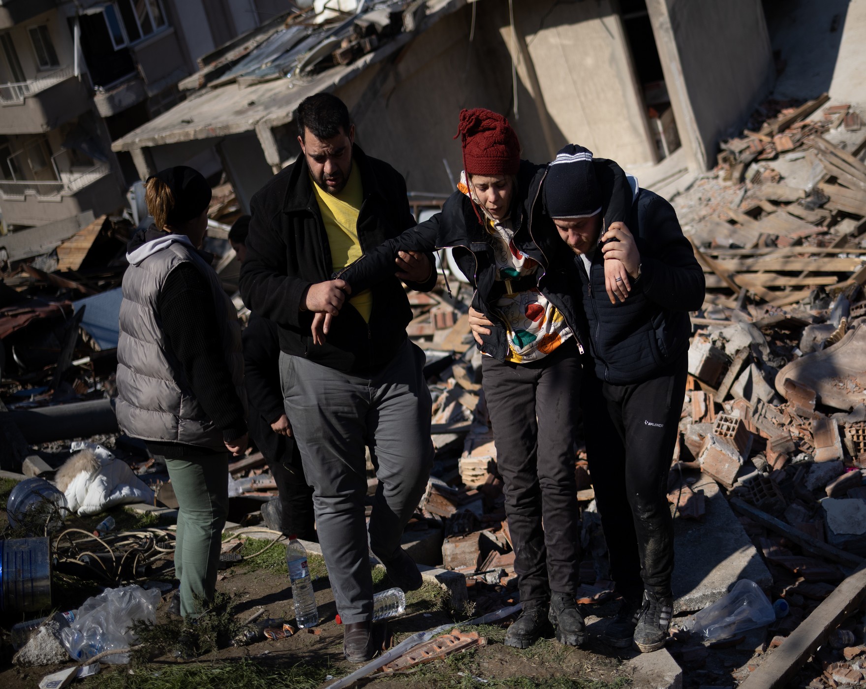 Des équipes de recherche et de sauvetage d'urgence fouillent dans les décombres des bâtiments détruits à Hatay, Antakya, en Turquie, suite aux récents séismes.