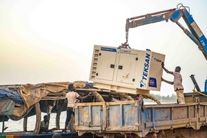 Transport d’intrant humanitaire par opération fluviale vers Gao, au Mali, en 2023. © T. N’Daou / HI