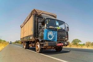Transport d’intrant humanitaire par opération routière, au Mali, en 2023. © T. N’Daou / HI