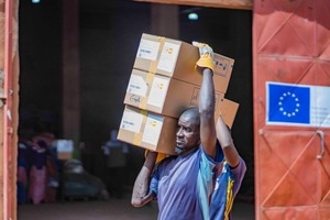Déchargement d’un camion à l’arrivée d’un convoi livrant des biens humanitaires au Mali, 2023. © T.N’Daou / HI