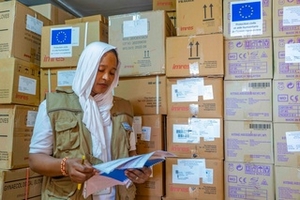 Sorting in a warehouse in Mali, 2023. © T. N’Daou / HI