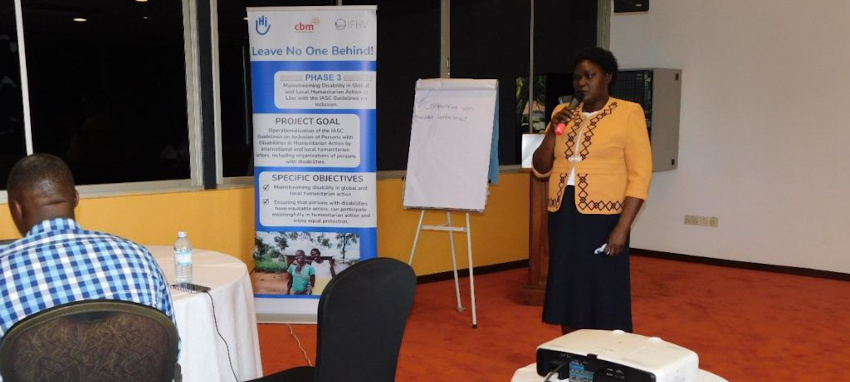 Mme Beatrice Guzu, secrétaire exécutive du Conseil national pour les personnes handicapées, prononçant le discours d'ouverture au nom du cabinet du Premier ministre. © HI