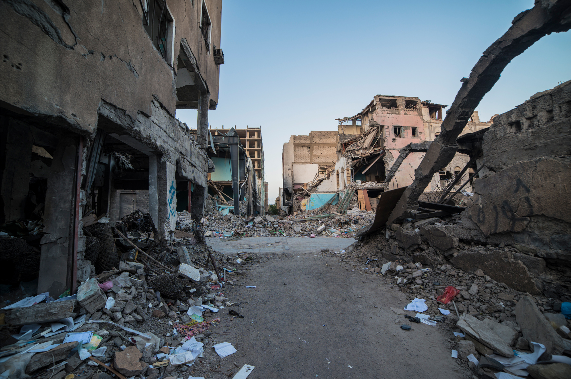 Une rue de la ville d'Aden, au Yémen, détruite par les bombardements aériens.