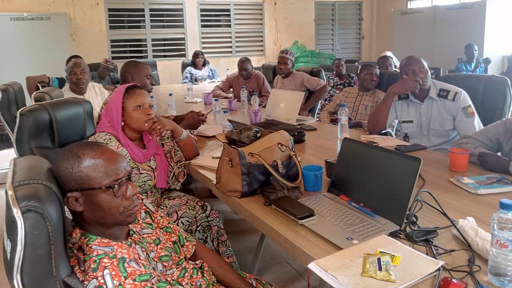 Atelier de renforcement des capacités des membres de l’Agence Nationale de Protection Civile (ANPC) sur l’utilisation des livrables Signal dans le cadre de la mise à jour des plans de contingence communaux (PCC) de Karimama, département de l’Alibori au Bénin. © HI / Atlas