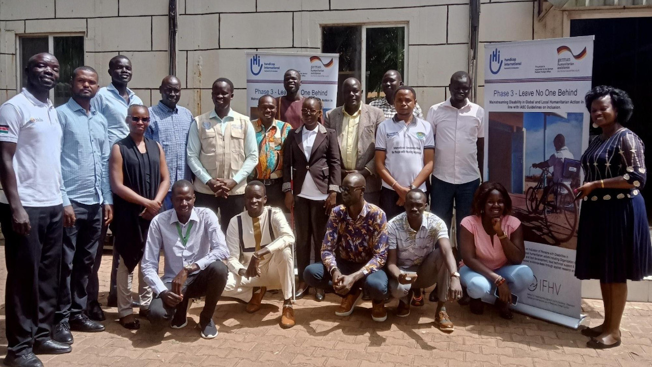 Photo de groupe des participants après l'achèvement de l'atelier RAAL-Lab le 12 mai 2023, à Juba, au Soudan du Sud. © O. Musa / HI
