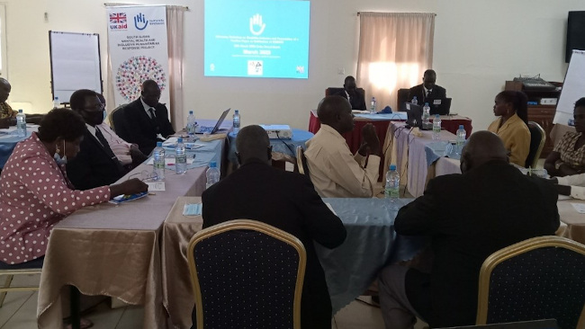 Les participants de la table ronde organisée par HI en collaboration avec des organisations de personnes handicapées, le 15 mars 2022, ont réfléchi à la manière de promouvoir la ratification de la CDPH au Soudan du Sud. © HI