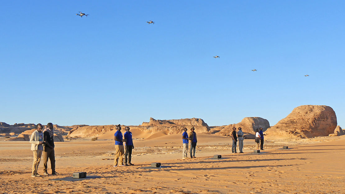 Personnel HI testant des drones dans le désert au Tchad