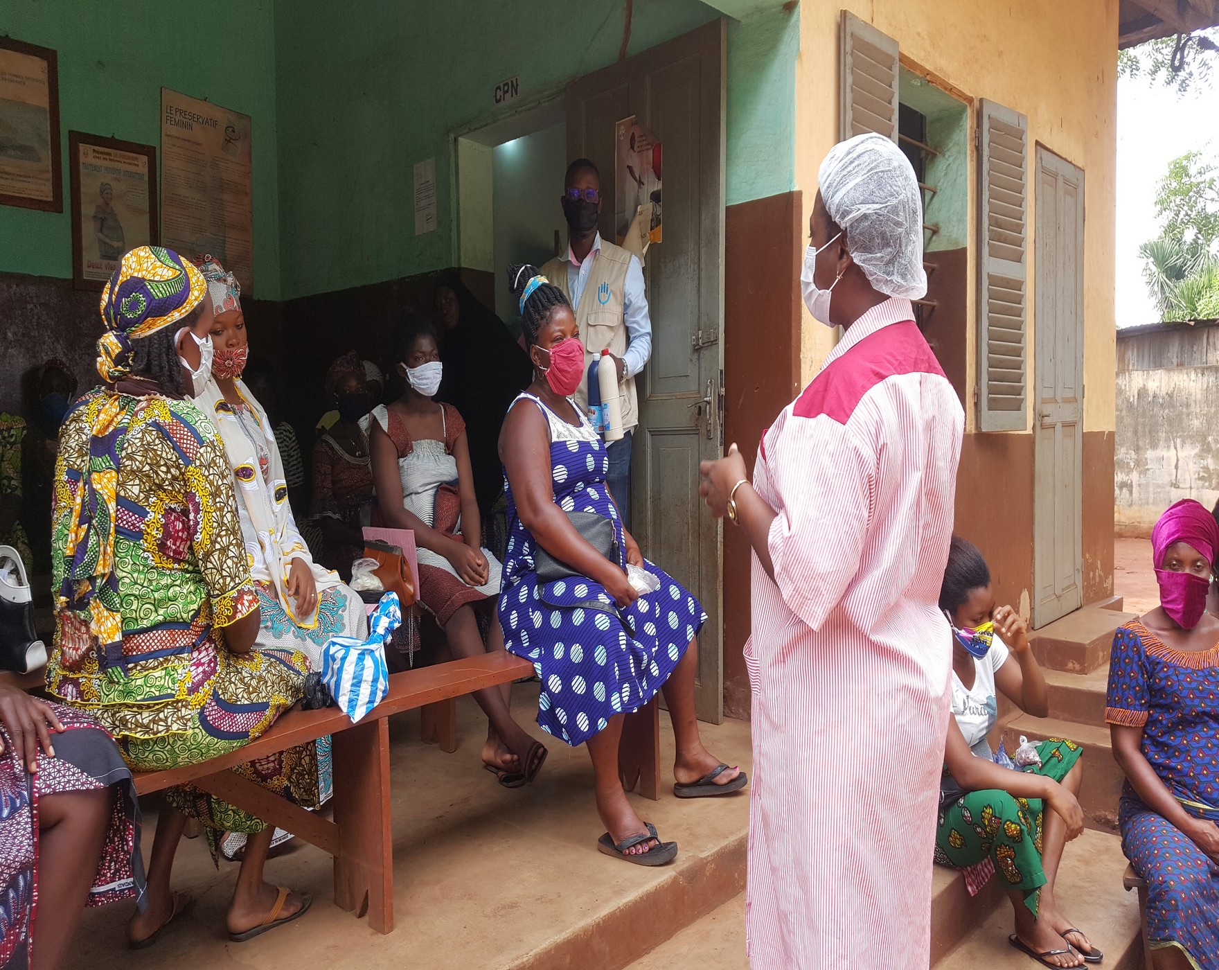 Sensibilisation sur le covid 19 de femmes en consultation prénatale et de santé maternelle et distribution de kits d'hygiène produits par HI Togo.