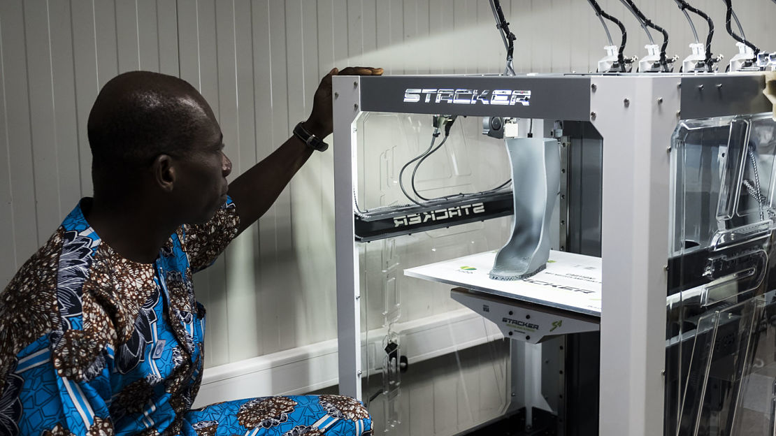 A technician follows the printing of a 3D orthosis in Lomé, Togo A technician follows the printing of a 3D orthosis in Lomé, Togo