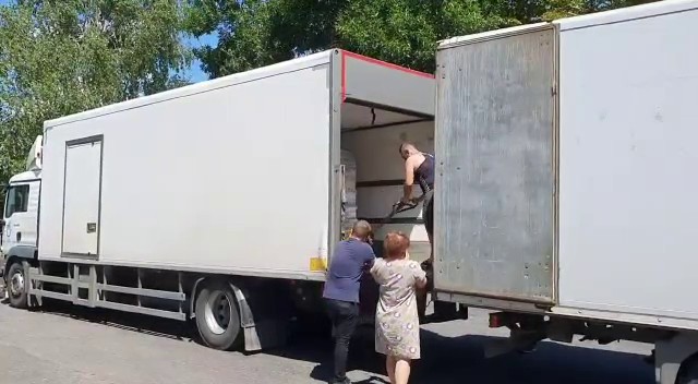 Le "Kiss" pour déplacer les marchandises entre deux camions à Ivanivske en Ukraine © HI