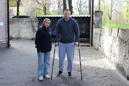 Viktor Chupryna, an internally displaced person from the town of Myrnohrad in the Donetsk region, with physiotherapist Maria Topka during a physical rehabilitation session. IDP center. Dnipro, April 2026 