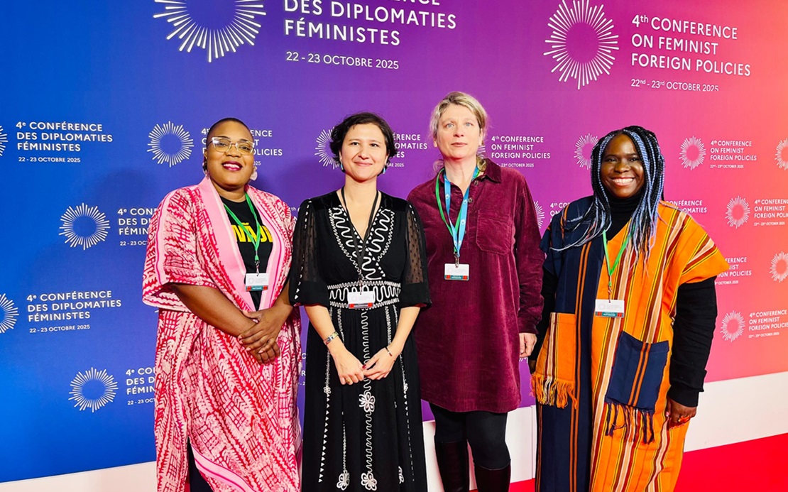 Bénédicta Aloakinnou, présidente de la Fondation des jeunes Amazones pour le développement (FJAD), l'Ambassadrice Delphine O., Secrétaire Générale de la Conférence, Sophie Pecourt, Humanité & Inclusion, et Caroline Mveng, présidente du Réseau des jeunes féministes d'Afrique centrale (REJEFEMAC) ; }}