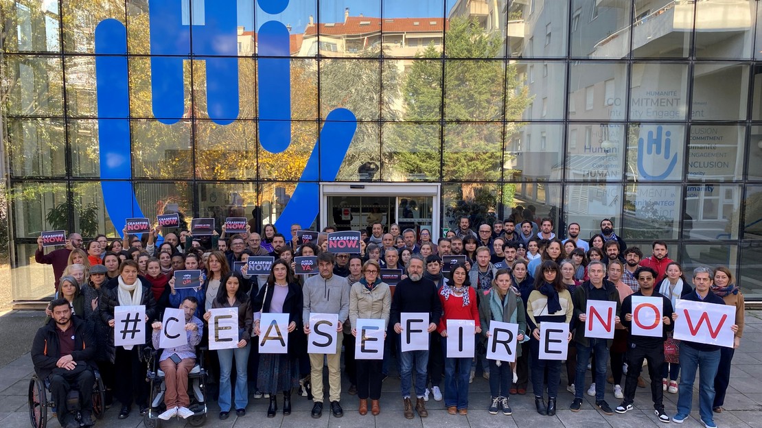 Mobilisation devant le siège de HI pour le cessez-le-feu au Proche-Orient.; }}