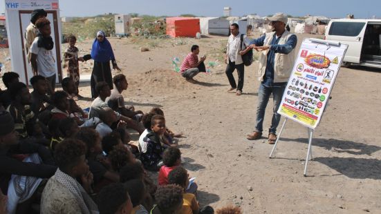 Une session d'éducation aux risques conduite par HI dans l'Ouest du Yémen. La contamination par les engins explosifs, les restes explosifs, les mines laissés par les combats et les bombardements est un problème majeur alors que la population retourne chez elle depuis que les violences décroissent.