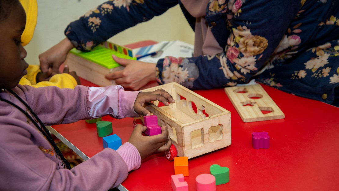 Une enfant soudanaise de la communauté d'accueil en Égypte participe lors d’une séance visant à développer la capacité d'attention et la coordination œil-main, organisée dans le cadre du projet Khotwat de HI pour la détection et l'intervention précoces. ; }}