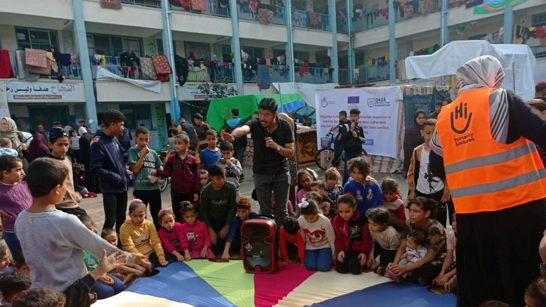 Les bénévoles de HI organisent des activités récréatives pour les enfants déplacés dans un abri collectif au sud de Gaza.; }}