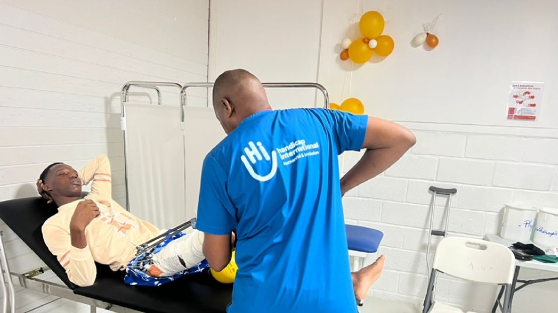 Service de réadaptation d'urgence à Port-au-Prince. Depuis août 2024, HI travaille avec MSF pour soigner les patients dans un hôpital de Port-au-Prince. Alors que la crise a réduit l'accès aux soins, 6 personnes de HI, dont des kinésithérapeutes et un ergothérapeute, accompagnent les blessés après leurs opérations. 196 patients ont été traités en 2024. ; }}
