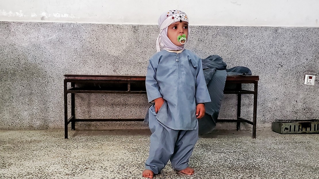 Hidayatullah peut maintenant tenir debout et jouer avec les autres enfants