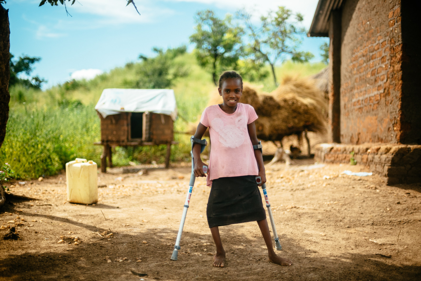 Portrait d'une jeune fille de 11 ans, debout en appui sur ces béquilles  ; }}