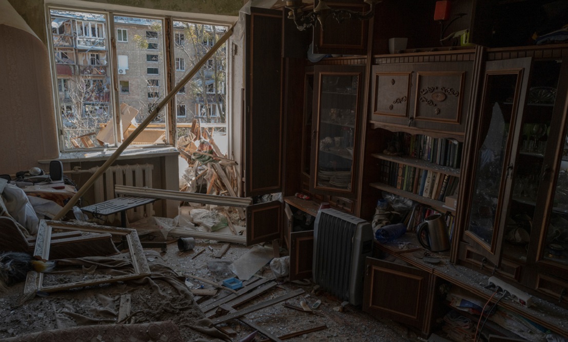 Intérieur d'un appartement détruit par l'explosion d'un missile. Il ne reste que des débris.; }}