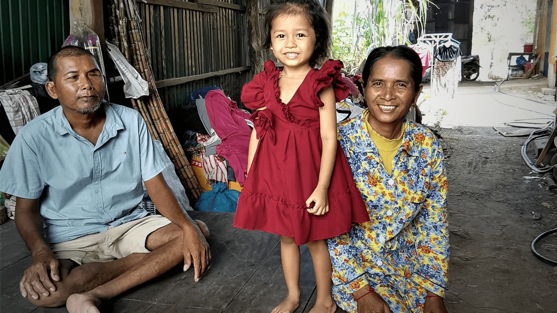 Au Cambodge, une petite fille pose avec ses grands-parents.; }}