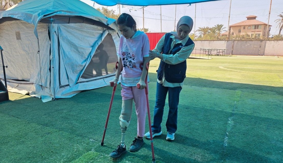 Mena essaie sa prothèse de jambe au centre orthopédique HI de Gaza. ; }}